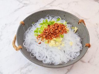 7、凉拌粉丝,加入辣椒面