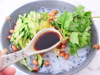 11、凉拌粉丝,加入生抽