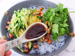 13、凉拌粉丝,加入蚝油