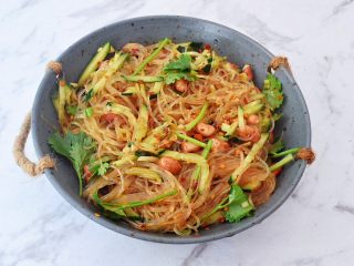 15、凉拌粉丝,搅拌均匀即可