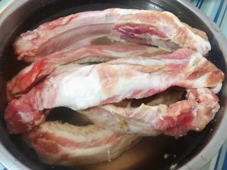 1、奥尔良红烧排骨,新鲜的排骨买回来用清水浸泡半个小时后洗净备用