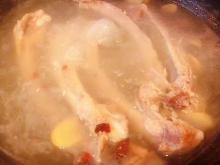 5、奥尔良红烧排骨,排骨炖至七成熟取出排骨