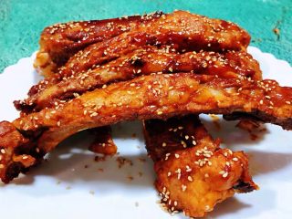 9、奥尔良红烧排骨,诱人的排骨摆入盘中再撒上芝麻就大功告成了