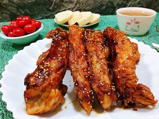 10、奥尔良红烧排骨,搭配馒头、大米绿豆粥、水果就是标配的早餐