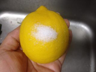 1、酸辣木瓜,柠檬用盐搓洗表面去除蜡脂后冲净