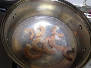 2、酸辣木瓜,入开水锅焯熟