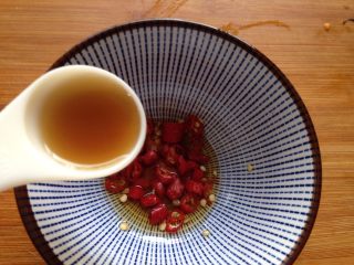 6、酸辣木瓜,小米椒入碗加少许盐、入苹果醋