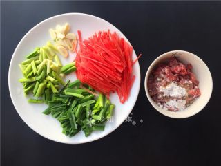 2、胡萝卜炒牛肉丝,将各种配料切成如图所示。