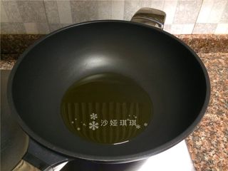 3、胡萝卜炒牛肉丝,热锅倒油烧至八成热。