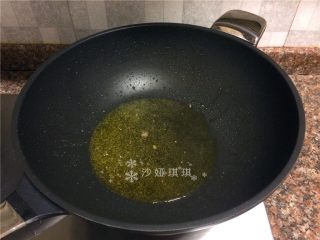 5、胡萝卜炒牛肉丝,将断生的牛肉捞出，锅里的油继续烧热。