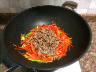 9、胡萝卜炒牛肉丝,放入牛肉丝翻炒20秒。