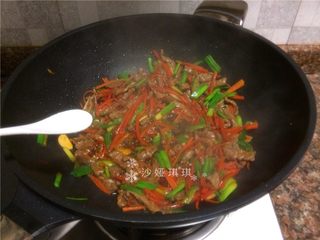 12、胡萝卜炒牛肉丝,放入适量盐翻炒10秒即可出锅。