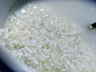 1、米饭猪肉堡,把五常大米和水的比例按1:0.9的体积比做成米饭。