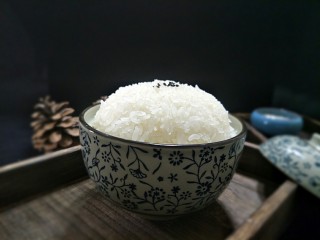 2、米饭猪肉堡,吃剩下的米盛出来一小碗，用勺子头捣粘稠。