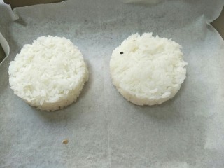 5、米饭猪肉堡,做出两个米饭饼，放烤盘180度烤十分钟。