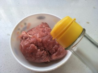 8、米饭猪肉堡,加少许生抽，搅拌均匀。