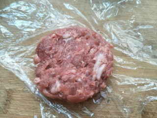 9、米饭猪肉堡,把肉也用保鲜膜压成肉饼。