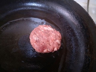 10、米饭猪肉堡,平底锅放油，加入肉饼煎熟。