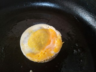 11、米饭猪肉堡,接着再煎一个鸡蛋。