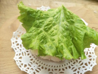 12、米饭猪肉堡,生菜叶子洗干净，铺在烤好的米饭饼上。