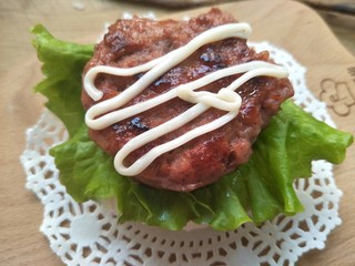 15、米饭猪肉堡,再挤上沙拉酱。