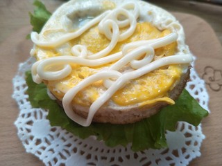 16、米饭猪肉堡,再放上煎好的鸡蛋饼，然后挤上沙拉酱，再放上一层生菜叶子。