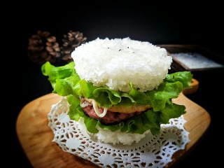 18、米饭猪肉堡,咬一口炒大的满足感，五常大米的清香，夹着肉的浓香……