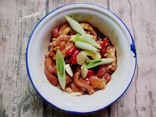 4、炸酥肉,加入葱姜蒜、小米椒去腥