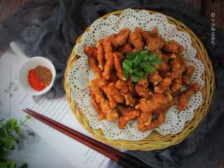 10、炸酥肉,我喜欢一边炸一边吃，吃不完的放凉后密封盒保鲜密封起来，放入冰箱冷藏，下次要吃的时候可以用来煮火锅