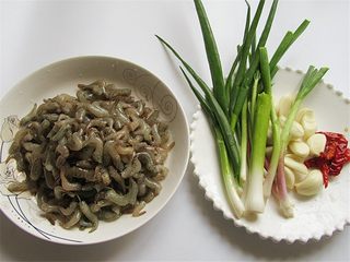 1、蒜香辣味虾,食材洗净备齐，虾剪去触须和头部硬壳部分，我选的虾是3cm大一点的草虾，所以需要处理，不然的话会扎嘴的哟