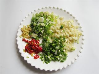 2、蒜香辣味虾,将蒜拍碎剁成泥，干辣椒切大块，生姜切丝，青蒜切碎