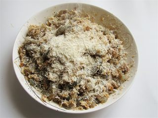 6、蒜香辣味虾,再撒上面包粉裹匀即可