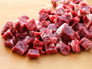 1、西红柿土豆炖牛肉,选择稍微带点肥肉或筋头的牛肉，这样炖出来的味道好，将牛肉洗净后切成稍微大一些的块状。