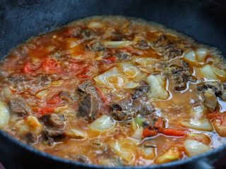 9、西红柿土豆炖牛肉,添入适量清水没过锅中食材，建议水量多一些，因为牛肉要炖很长时间才能软烂，中途添水又会影响口感。