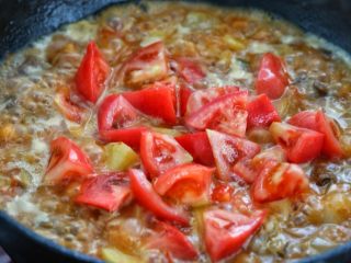 11、西红柿土豆炖牛肉,待牛肉和土豆块差不多熟了，放入剩下的另一半番茄炖五至八分钟。