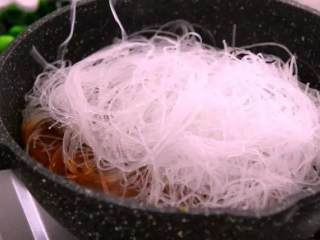 6、肉末粉丝煲最家常的做法,粉丝这样处理后,饱满又劲道,小火炖至汤汁到一半时，放入粉丝