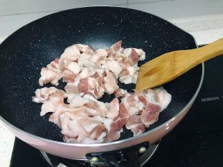 4、下饭菜之青椒炒肉片,大火用木铲翻炒猪肉