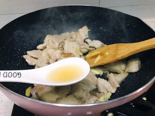 7、下饭菜之青椒炒肉片,翻炒片刻加入一勺料酒