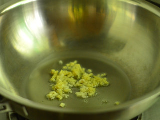 4、孜然菌菇煲,锅里热油,爆香姜、蒜