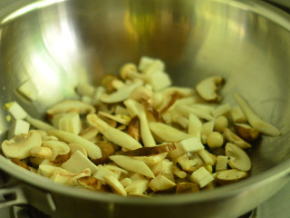 5、孜然菌菇煲,切好的菌菇们放入煸炒一会