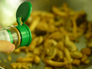 10、孜然菌菇煲,调入孜然粉和胡椒粉,翻炒均匀