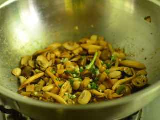 11、孜然菌菇煲,出锅前撒入白芝麻和葱花即可