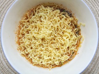 9、酸汤泡面,煮熟放入酸汤碗中。