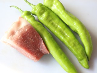 1、尖椒炒肉丝,准备食材。