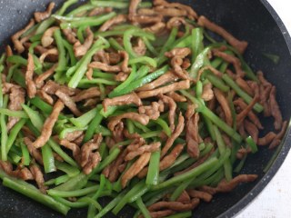 9、尖椒炒肉丝,翻炒片刻。