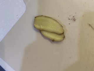 4、板栗炖排骨,姜切片