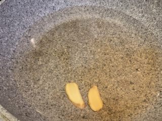 5、板栗炖排骨,锅内放水，放入料酒，放入姜片