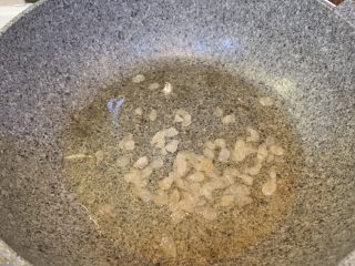 8、板栗炖排骨,中小火放入冰糖溶掉