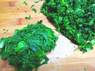 3、凉拌荠荠菜,挤干水分，切碎。