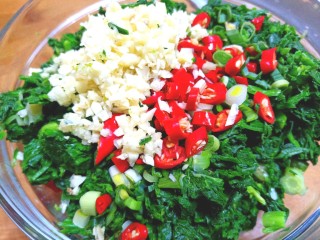 5、凉拌荠荠菜,都放入容器中